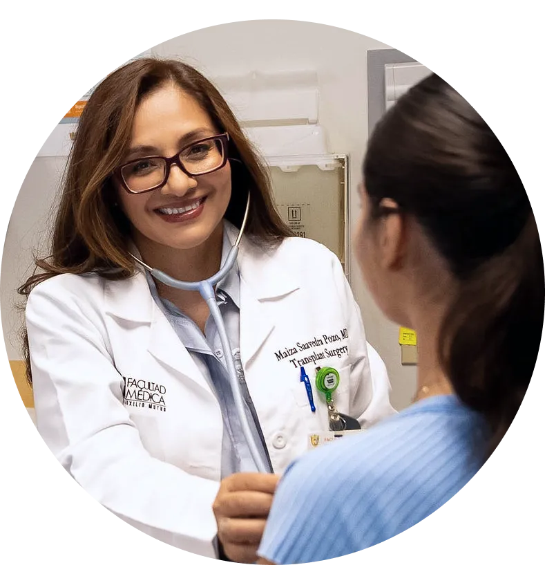 Dra. Maiza Saavedra atendiendo a una paciente